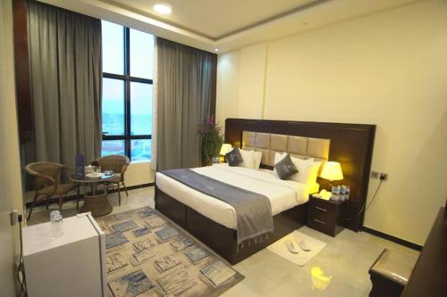 Khawr Maksarفندق ماريوت عدن السياحي Marriott Aden Hotel的一间带床、桌椅的酒店房间