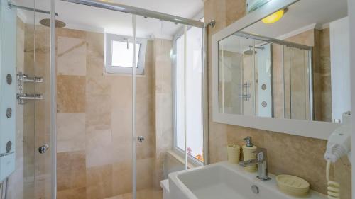 Koupelna v ubytování Kalkan 3 Bedroom Apartment - 7760
