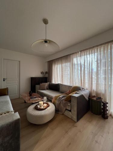 un salon avec un canapé et une table dans l'établissement Luxury and comfortable apartment, à Puteaux