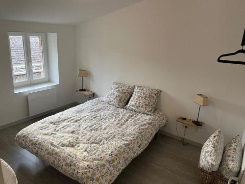 une chambre avec un lit et deux tables et une fenêtre dans l'établissement Charmant T2 Via Rhôna - 4 min St Vallier, à Ponsas