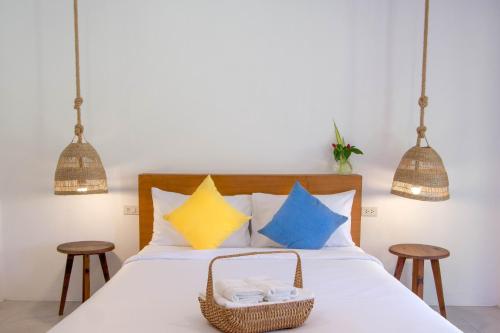 Ένα ή περισσότερα κρεβάτια σε δωμάτιο στο Issara Beach Resort Beachfront