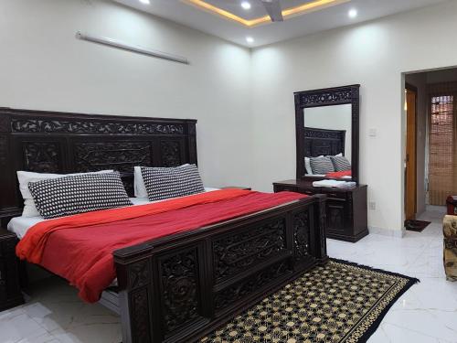Katil atau katil-katil dalam bilik di Haven Lodge, 3BR Entire Portion in Bahria Enclave Islamabad