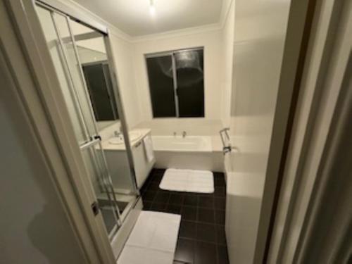Koupelna v ubytování Luxury 4 bedroom house in Wellard only 30 minutes from Perth City