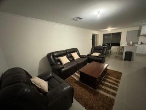 Posezení v ubytování Luxury 4 bedroom house in Wellard only 30 minutes from Perth City