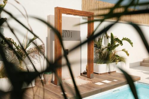 a room with potted plants and a mirror at Midi Pool Villa & SPA in Veglie