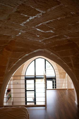 an archway in a building with a window at Midi Pool Villa & SPA in Veglie