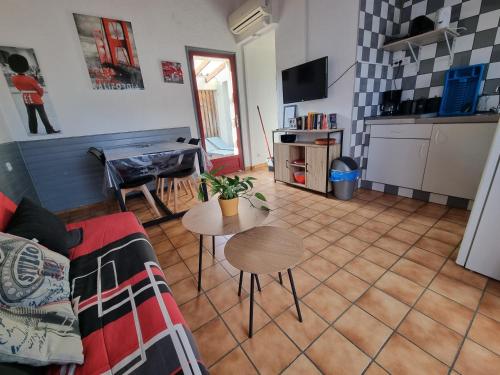 Η κουζίνα ή μικρή κουζίνα στο Joli F2 avec jolie terrasse -Appt4