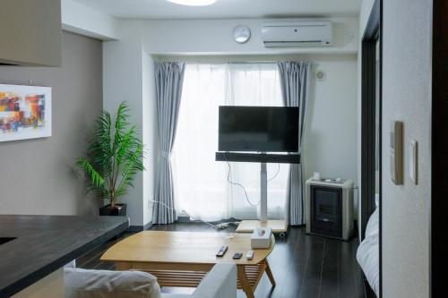 札幌市にあるBowking House Omotesandoのリビングルーム(テーブル、テレビ付)