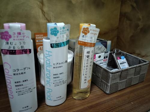 a group of four thermometers sitting on a table at Guesthouse Naruto Ohenro ゲストハウス鳴門 おへんろ in Naruto