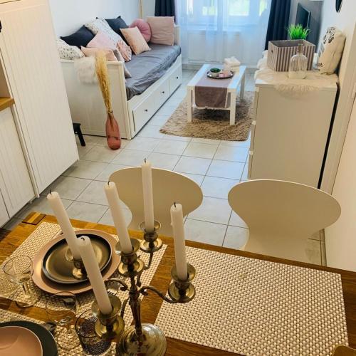 un salon avec un canapé et une table avec des bougies dans l'établissement Le petit nid de Katia, à Bernières-sur-Mer