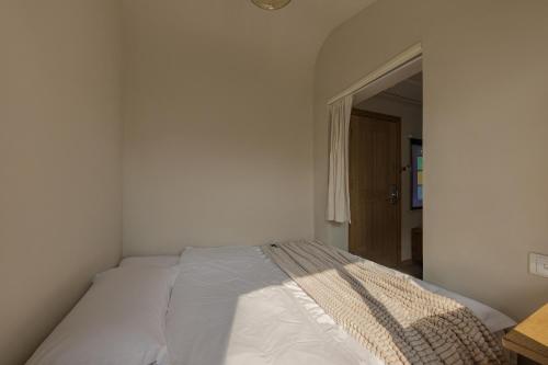 Una cama o camas en una habitación de T innn - West Lake - Yueshang Yunshe Homestay - Hangzhou Taiziwan Park Branch