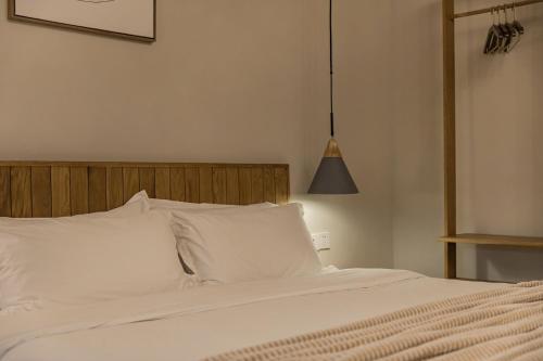 Una cama o camas en una habitación de T innn - West Lake - Yueshang Yunshe Homestay - Hangzhou Taiziwan Park Branch