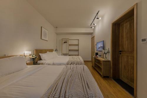 Una cama o camas en una habitación de T innn - West Lake - Yueshang Yunshe Homestay - Hangzhou Taiziwan Park Branch