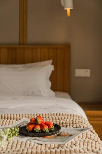 Una cama o camas en una habitación de T innn - West Lake - Yueshang Yunshe Homestay - Hangzhou Taiziwan Park Branch