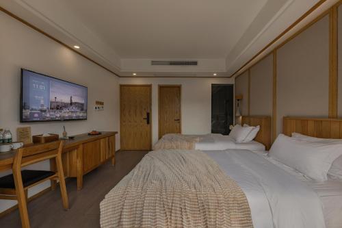 Una cama o camas en una habitación de T innn - West Lake - Yueshang Yunshe Homestay - Hangzhou Taiziwan Park Branch