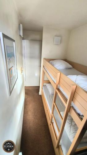 Cette petite chambre comprend 2 lits superposés et un réfrigérateur. dans l'établissement Appartement Les Gémeaux - La Plagne - Belle Plagne, à La Plagne Tarentaise