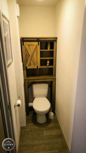 Elle comprend une petite salle de bains pourvue de toilettes. dans l'établissement Appartement Les Gémeaux - La Plagne - Belle Plagne, à La Plagne Tarentaise