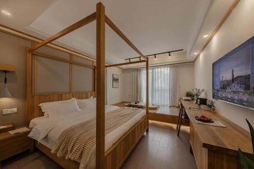 Una cama o camas en una habitación de T innn - West Lake - Yueshang Yunshe Homestay - Hangzhou Taiziwan Park Branch