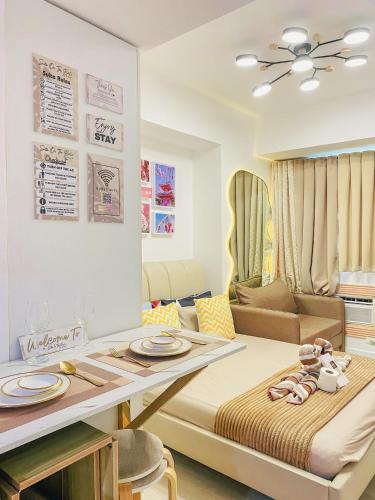 Zona de estar de Suite In The Bali By Lucky A at Azure North San fernando Pampanga