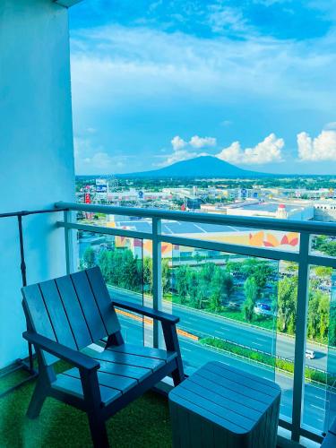 Un balcón o terraza de Suite In The Bali By Lucky A at Azure North San fernando Pampanga