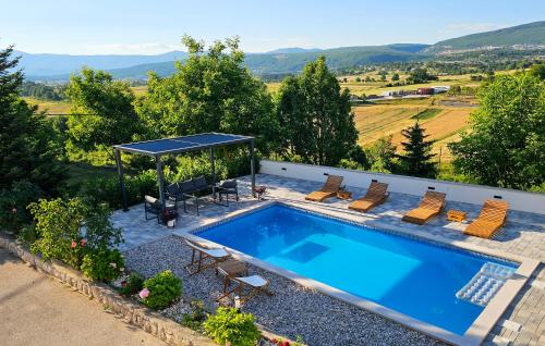 4 Bedroom Nice Home In Gornji Vinjani