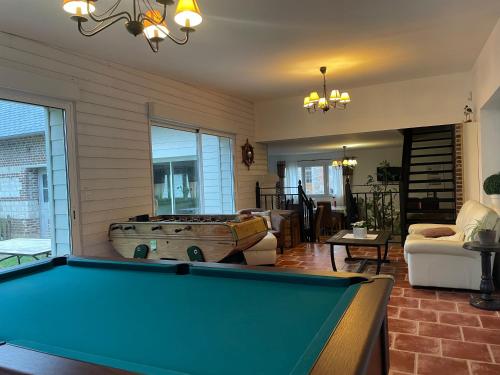 - un salon avec un billard au milieu dans l'établissement Le Château de Grèges, à Grèges