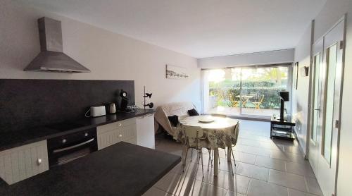 Η κουζίνα ή μικρή κουζίνα στο L'Ostréa T2 avec piscine et parking face plage