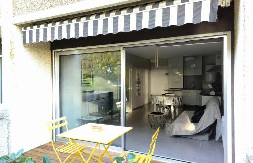 Χώρος καθιστικού στο L'Ostréa T2 avec piscine et parking face plage