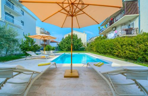 Cozy New Apartments with Private Pool Podstrana