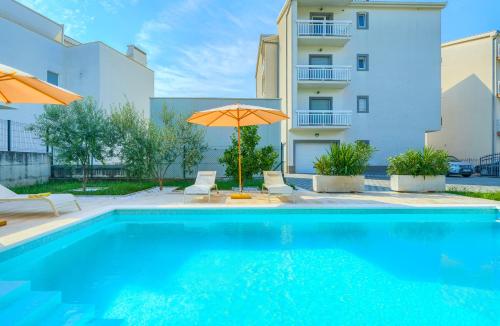 Cozy New Apartments with Private Pool Podstrana