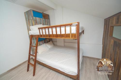 Ένα ή περισσότερα κρεβάτια σε δωμάτιο στο Parlor Hotel