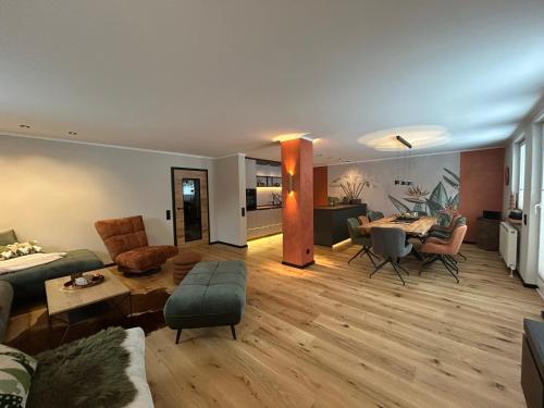 オルスベルクにあるWerkstatt Chalet ZH10のソファとテーブルのあるリビングルーム