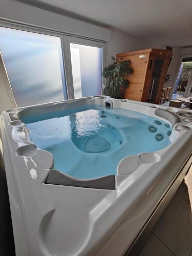 Cette chambre dispose d'une grande baignoire. dans l'établissement Bulles d'argile, à Violaines