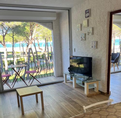 Il comprend un salon doté d'une télévision et d'un balcon. dans l'établissement T2 - Les pieds dans l'eau, à Argelès-sur-Mer