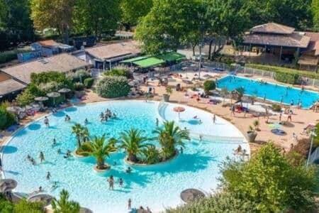 an overhead view of a swimming pool at a resort at Chalet grand confort Bassin d'Arcachon in La Teste-de-Buch
