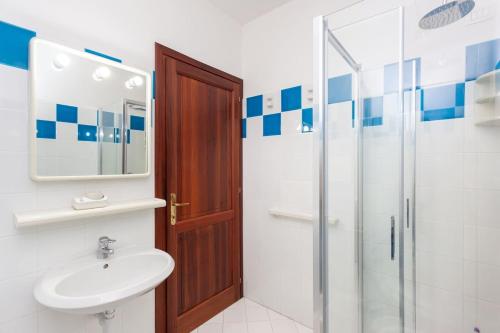 a bathroom with a toilet sink and a shower at Villetta Perla Marina 2 in San Teodoro