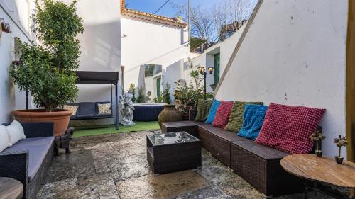 Small Cozy Room in Patio with Piano and Snooker - Sintra WOW
