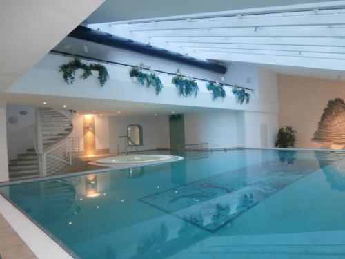 a large swimming pool in a building at Residenz Trafalgar in Cuxhaven