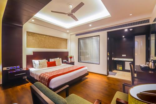 Postel nebo postele na pokoji v ubytování Hotel Godwin Deluxe Near New Delhi Railway Stn Offers Free Airport Pick-up