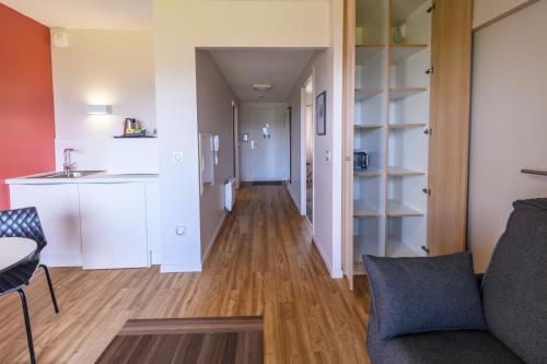 ein Wohnzimmer mit Sofa und Tisch in der Unterkunft Le Domaine du Golf Country Club de Bigorre in Pouzac