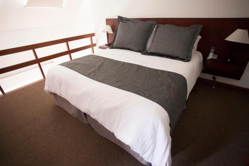 Cama o camas de una habitación en Cora 96 Street Apartments