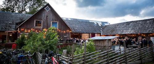 a group of people standing outside of a barn at Stuga nära Ullared Mitt i Åkulla bokskogar in Rolfstorp