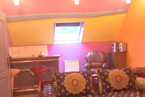 - un salon avec un canapé et un piano dans l'établissement Maison cosy avec grand jardin, Charny-Orée-de-Puisaye, à Les Jubliers