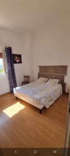 une chambre avec un grand lit dans une pièce dans l'établissement Cottage bergerie en pierres avec jacuzzi en corse 6 personnes, 3 chambres, à Coti-Chiavari