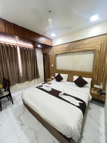 Bansuri hotel - opposite shreenathji temple just80mtr Walk l 1min away 966o9o1oo6にあるベッド