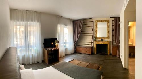 a living room with a bed and a mirror at La Chambre Milano in Milan