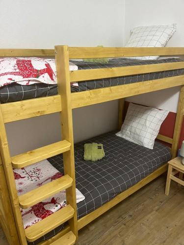 deux lits superposés dans une chambre avec un lit dans l'établissement Appartement F2 La Bresse, à La Bresse