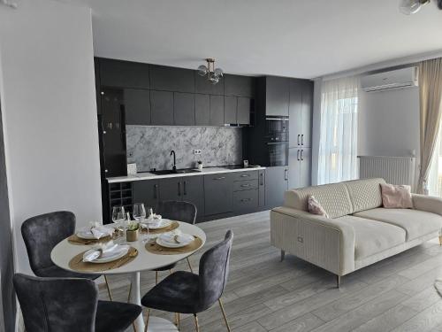 ein Wohnzimmer mit Tisch und Couch in der Unterkunft Milan Luxury Apartaments VIII #Târgu Mureș in Târgu Mureș