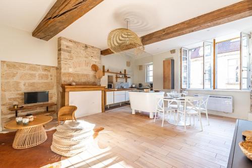 une cuisine et un salon avec une table et des chaises dans l'établissement Le Buffon - Elegance & Charm, à Dijon
