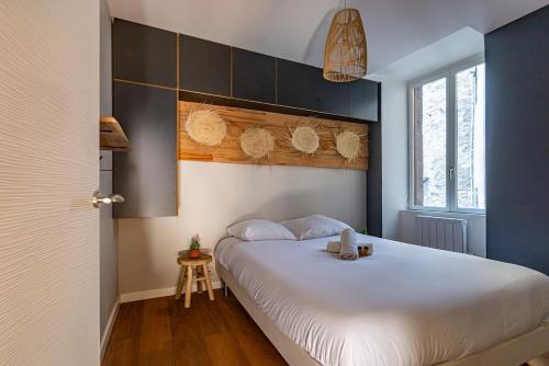 une chambre avec un grand lit blanc et une fenêtre dans l'établissement Le Buffon - Elegance & Charm, à Dijon